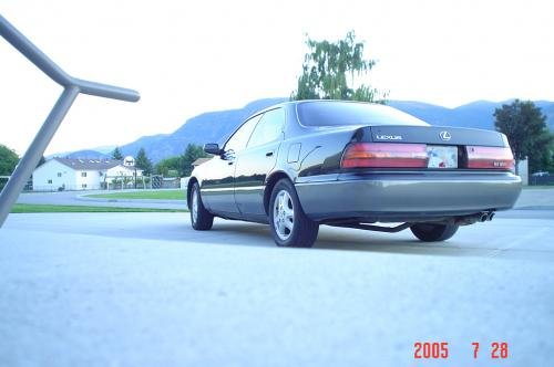 Photo of a 1992-1996 Lexus ES in Black Onyx (paint color code 202