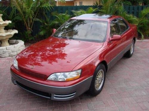 Photo of a 1992-1993 Lexus ES in Garnet Pearl (paint color code 3K3