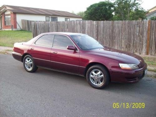 Photo of a 1996 Lexus ES in Ruby Pearl (paint color code 3L3)