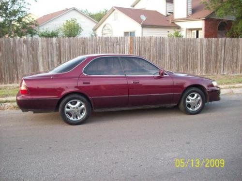 Photo of a 1996 Lexus ES in Ruby Pearl (paint color code 3L3)