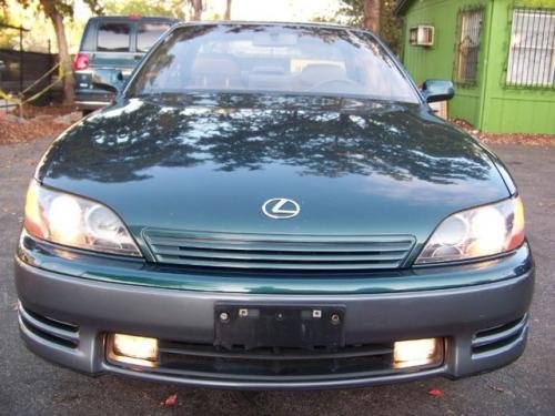 Photo of a 1996 Lexus ES in Classic Green Pearl (paint color code 6P2)