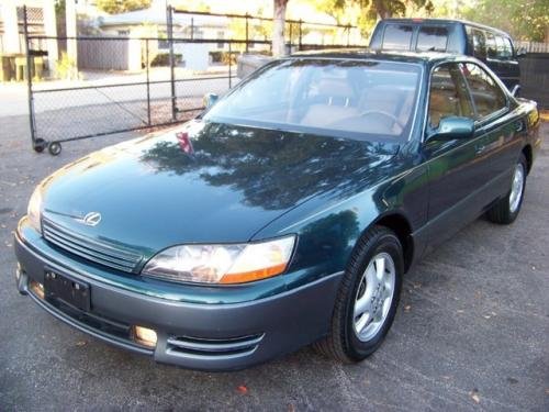 Photo of a 1996 Lexus ES in Classic Green Pearl (paint color code 6P2)