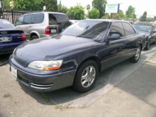 Photo of a 1992 Lexus ES in Frosted Sapphire Pearl (paint color code 8J4