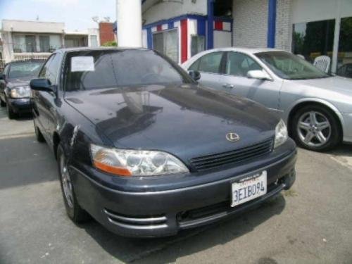 Photo of a 1992-1993 Lexus ES in Frosted Sapphire Pearl (paint color code 8J4