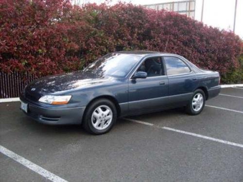 Photo of a 1993 Lexus ES in Frosted Sapphire Pearl (paint color code 8J4