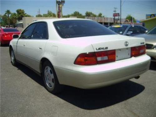 Photo of a 1999 Lexus ES in Golden Pearl (paint color code 057)