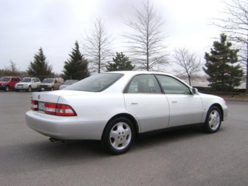 Photo of a 2000 Lexus ES in Crystal White (paint color code 062)