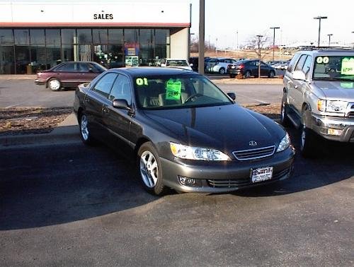 Photo of a 2000-2001 Lexus ES in Graphite Gray Pearl (paint color code 1C6)