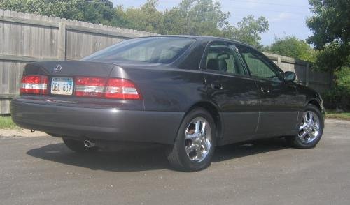Photo of a 2000-2001 Lexus ES in Graphite Gray Pearl (paint color code 1C6)