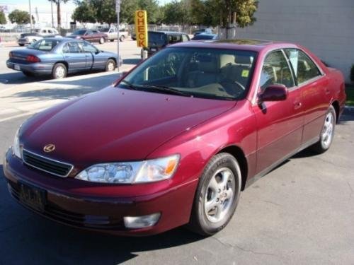 Photo of a 1997-1998 Lexus ES in Ruby Pearl (paint color code 3L3)