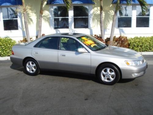 Photo of a 1997-2001 Lexus ES in Oyster Pearl (paint color code 4M7)