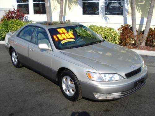 Photo of a 1997-2001 Lexus ES in Oyster Pearl (paint color code 4M7)