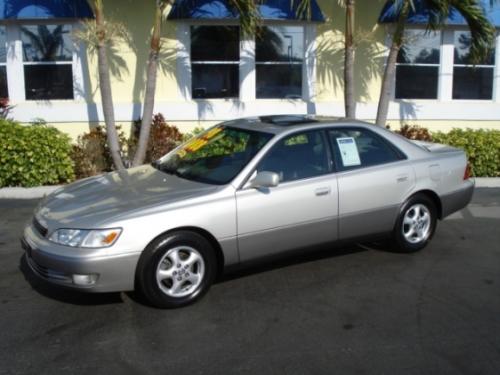 Photo of a 1997-2001 Lexus ES in Oyster Pearl (paint color code 4M7)