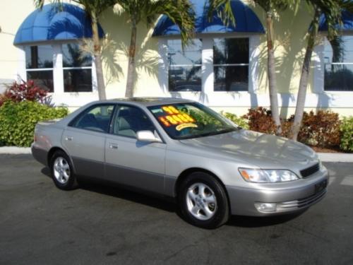 Photo of a 1997-2001 Lexus ES in Oyster Pearl (paint color code 4M7)