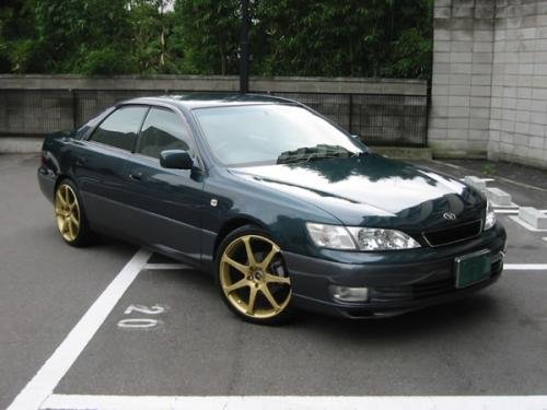 Photo of a 1998 Lexus ES in Classic Green Pearl (paint color code 6P2)