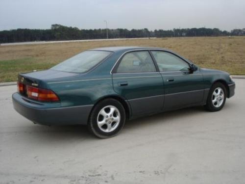 Photo of a 1997-1998 Lexus ES in Classic Green Pearl (paint color code 6P2)