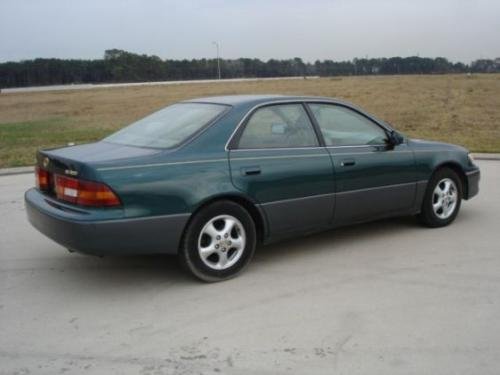 Photo of a 1998 Lexus ES in Classic Green Pearl (paint color code 6P2)