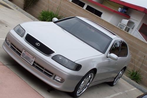 Photo of a 1993-1995 Lexus GS in Opal White Pearl (paint color code 046)