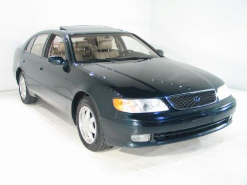 Photo of a 1993-1995 Lexus GS in Royal Jade Pearl (paint color code 6M2)