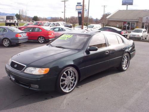 Photo of a 1993-1995 Lexus GS in Royal Jade Pearl (paint color code 6M2)