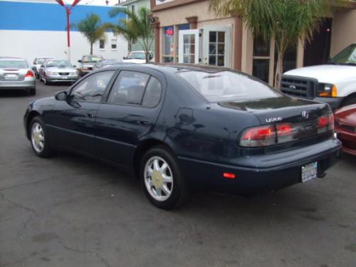 Photo of a 1993-1995 Lexus GS in Midnight Indigo Pearl (paint color code 8J5)