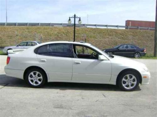 Photo of a 2003-2004 Lexus GS in Parchment Crystal (paint color code 066)