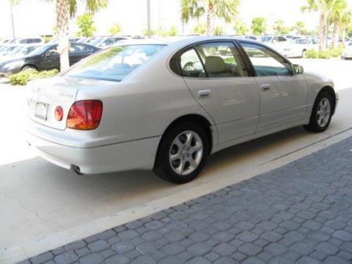 Photo of a 2003-2004 Lexus GS in Parchment Crystal (paint color code 066)