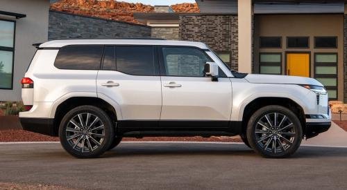 Photo of a 2024 Lexus GX in Eminent White Pearl (paint color code 085)