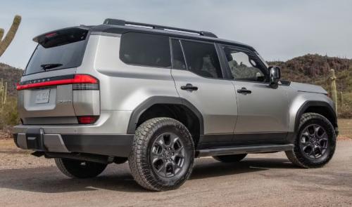 Photo of a 2024 Lexus GX in Black Onyx Roof on Atomic Silver (paint color code M06)