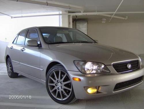 Photo of a 2003-2004 Lexus IS in Thundercloud Metallic (paint color code 1D2)