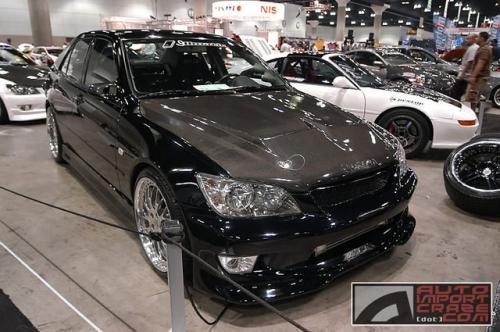 Photo of a 2001-2005 Lexus IS in Black Onyx (paint color code 202)