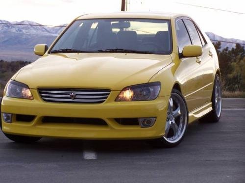 Photo of a 2001-2003 Lexus IS in Solar Yellow (paint color code 576)