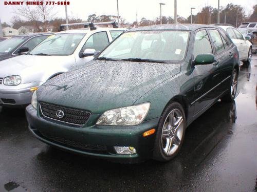 Photo of a 2002-2005 Lexus IS in Electric Green Mica (paint color code 6R4