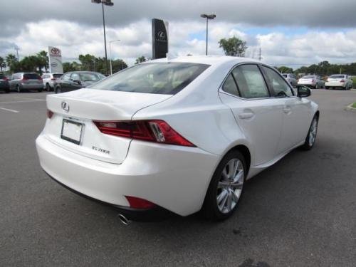 Photo of a 2016-2024 Lexus IS in Eminent White Pearl (paint color code 085)