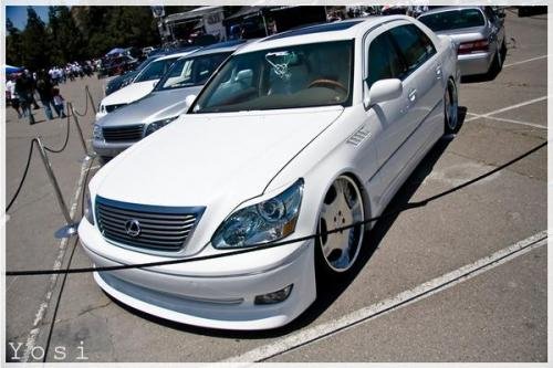 Photo of a 2001-2006 Lexus LS in Crystal White (paint color code 062)