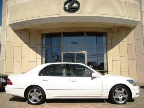 Photo of a 2001-2006 Lexus LS in Crystal White (paint color code 062)