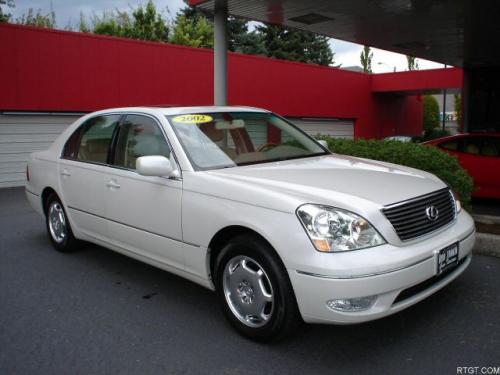 Photo of a 2001-2003 Lexus LS in Parchment Crystal (paint color code 066)