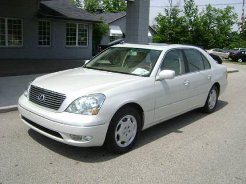 Photo of a 2001-2003 Lexus LS in Parchment Crystal (paint color code 066)