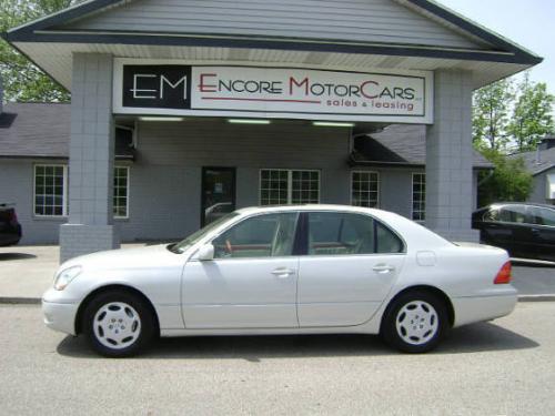 Photo of a 2001-2003 Lexus LS in Parchment Crystal (paint color code 066)