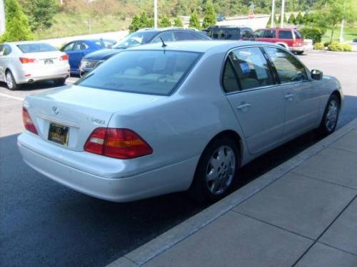 Photo of a 2001-2003 Lexus LS in Parchment Crystal (paint color code 066)