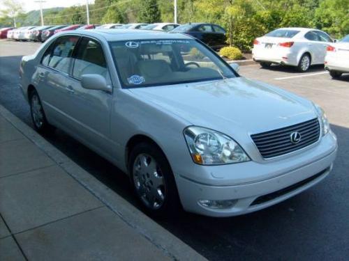 Photo of a 2001-2003 Lexus LS in Parchment Crystal (paint color code 066)