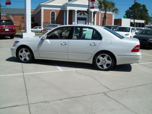 Photo of a 2004-2006 Lexus LS in Moonlight Pearl (paint color code 072)