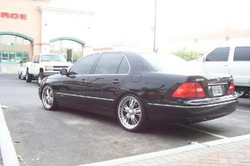 Photo of a 2001-2006 Lexus LS in Black Onyx (paint color code 202