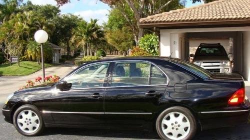 Photo of a 2001-2006 Lexus LS in Black Onyx (paint color code 202