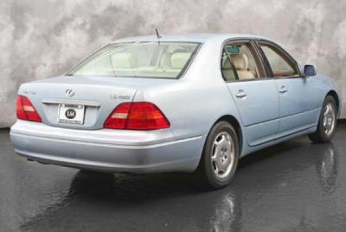 Photo of a 2002-2003 Lexus LS in Platinum Blue Pearl (paint color code 8P7)