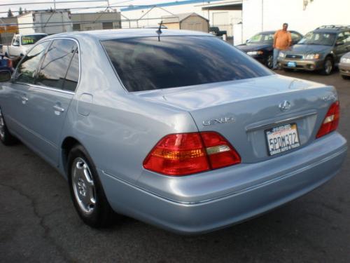 Photo of a 2002-2003 Lexus LS in Platinum Blue Pearl (paint color code 8P7)