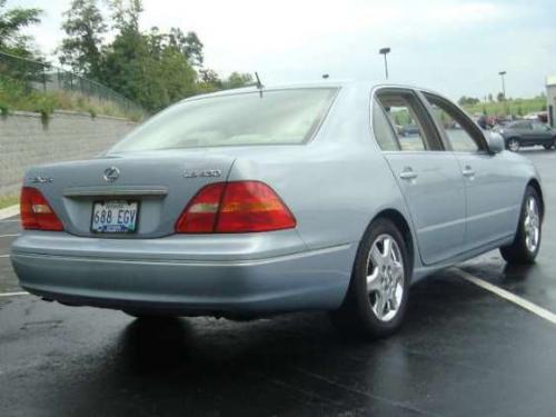 Photo of a 2002-2003 Lexus LS in Platinum Blue Pearl (paint color code 8P7)