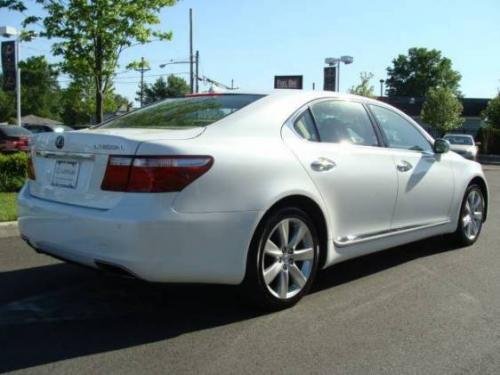 Photo of a 2007-2015 Lexus LS in Starfire Pearl (paint color code 077)