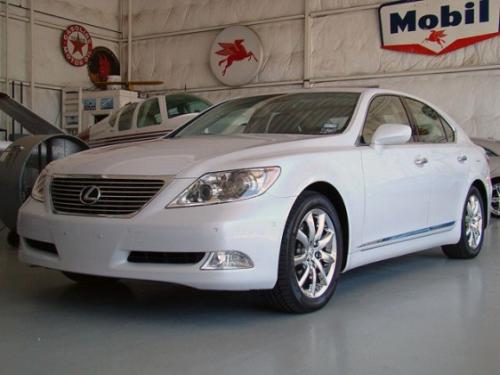 Photo of a 2008-2009 Lexus LS in Opaline Pearl (paint color code 1G5)