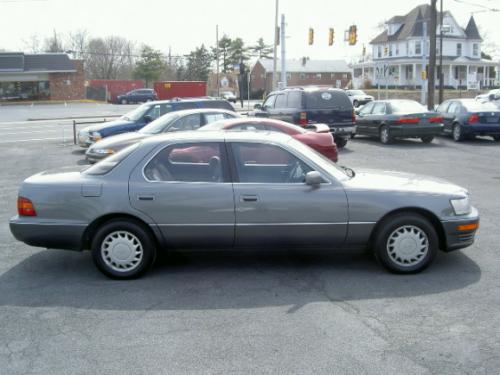 Photo of a 1990-1994 Lexus LS in Flint Gray Pearl (paint color code 180